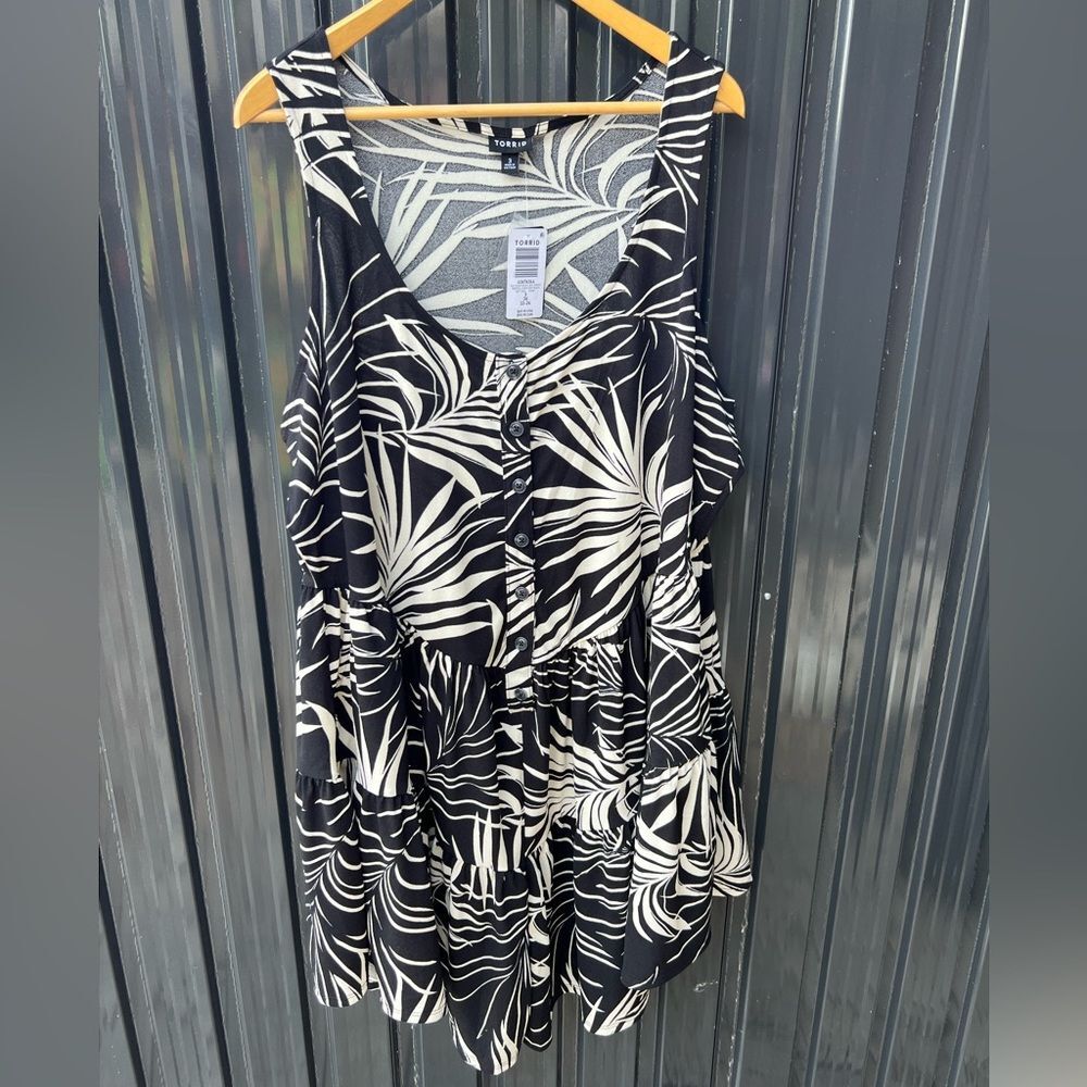 Torrid Black and White Leaf Pattern Flirty Romper Size 3 New